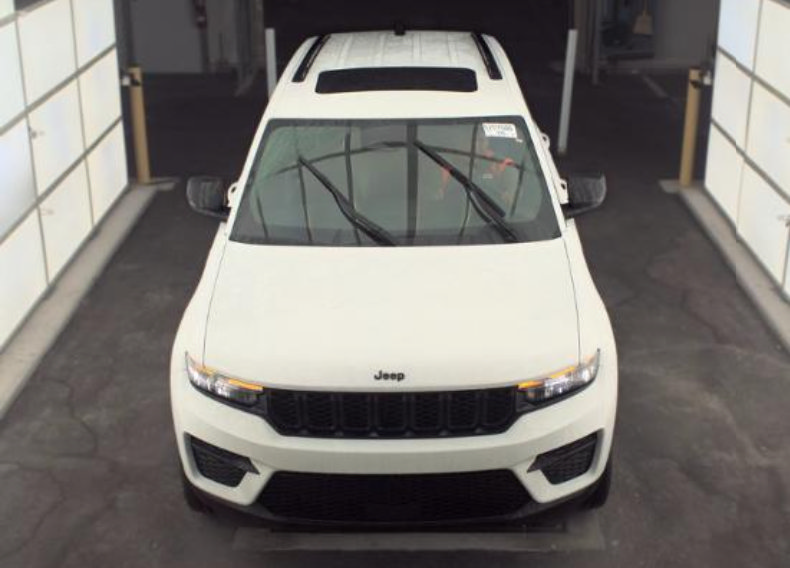 Used 2023 Jeep Grand Cherokee Altitude RWD image 2