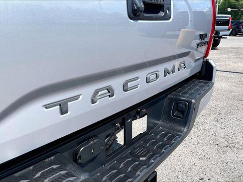 Used 2017 Toyota Tacoma TRD Sport AWD/4WD image 8