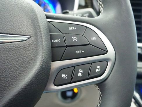 Used 2024 Chrysler Pacifica Limited AWD/4WD image 33