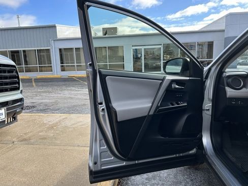 Used 2018 Toyota RAV4 Limited image 25