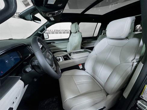 Used 2025 Jeep Wagoneer 4WD w/ Premium Group I image 21