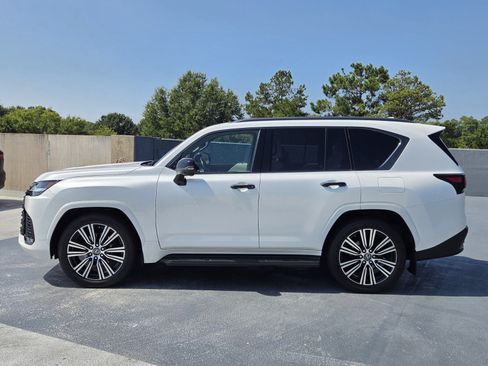 Used 2023 Lexus LX 600 4WD w/ Luxury Package image 2