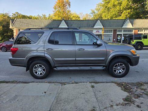 Used 2006 Toyota Sequoia SR5 image 7