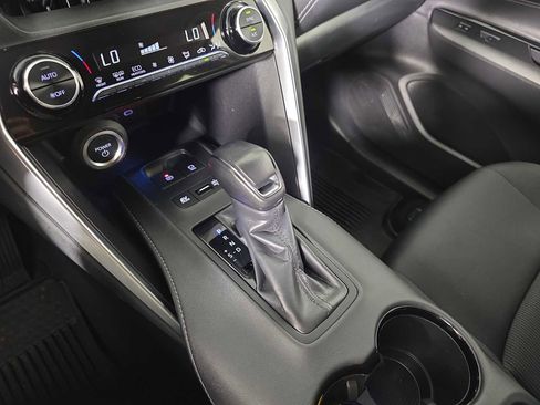 Used 2024 Toyota Venza LE image 16