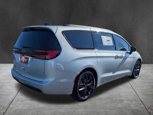 New 2026 Chrysler Pacifica Select image 4