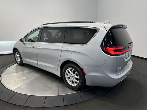 Used 2022 Chrysler Pacifica Touring-L FWD image 5