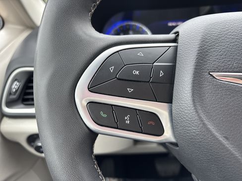 Used 2023 Chrysler Pacifica Touring-L FWD image 25