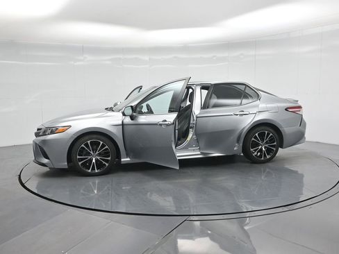 Used 2020 Toyota Camry SE image 33