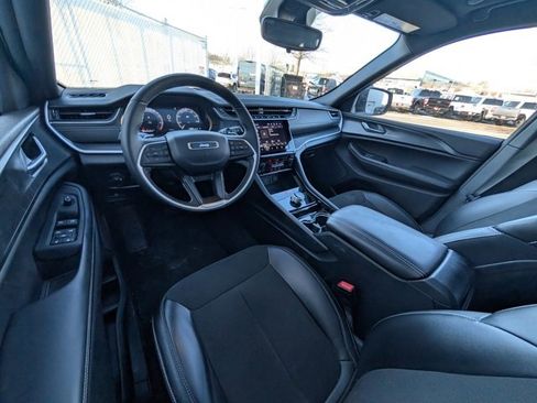 Used 2023 Jeep Grand Cherokee Altitude image 6