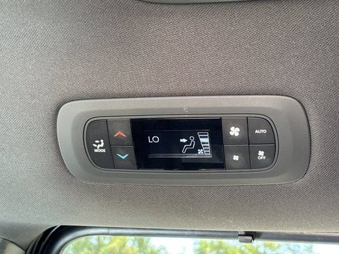 Used 2025 Chrysler Pacifica Select FWD image 20