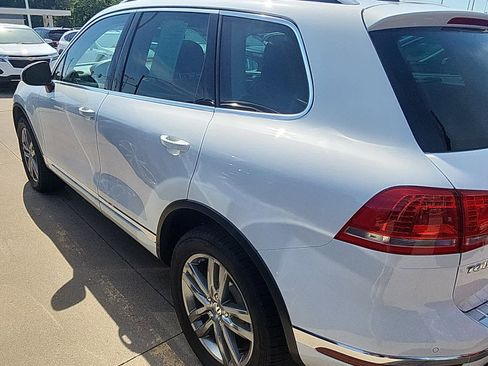 Used 2016 Volkswagen Touareg TDI AWD/4WD image 8