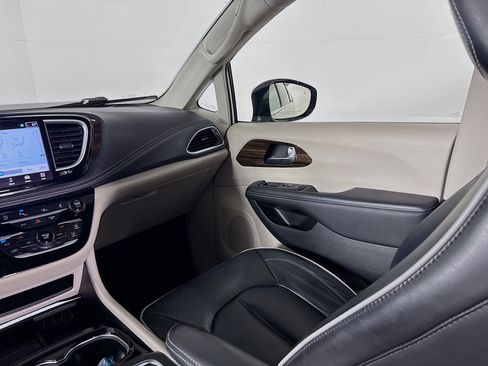 Used 2023 Chrysler Pacifica Limited FWD image 29