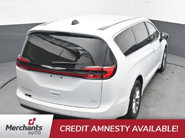Used 2023 Chrysler Pacifica Touring-L AWD/4WD image 29