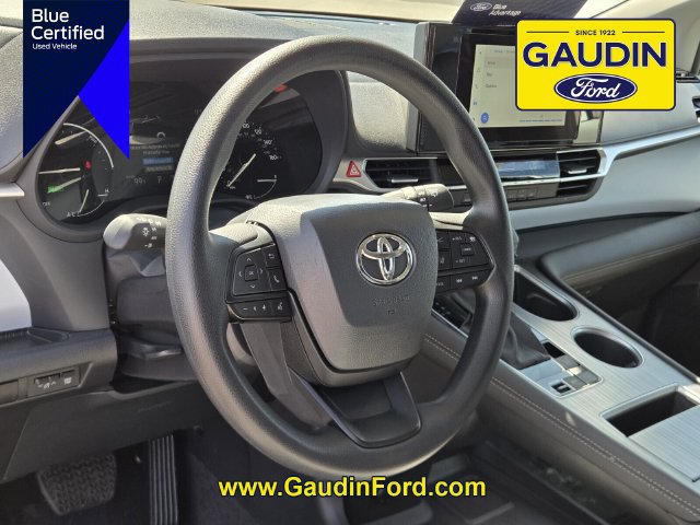 Used 2025 Toyota Sienna LE FWD image 18