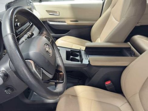 Used 2021 Toyota Sienna Limited FWD image 25