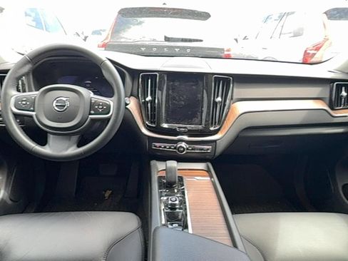 Certified 2022 Volvo XC60 B5 Momentum image 9