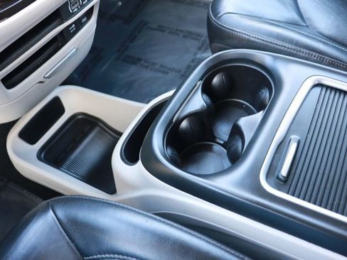 Used 2022 Chrysler Pacifica Touring-L image 17