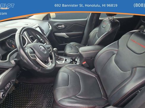 Used 2017 Jeep Cherokee Trailhawk image 16