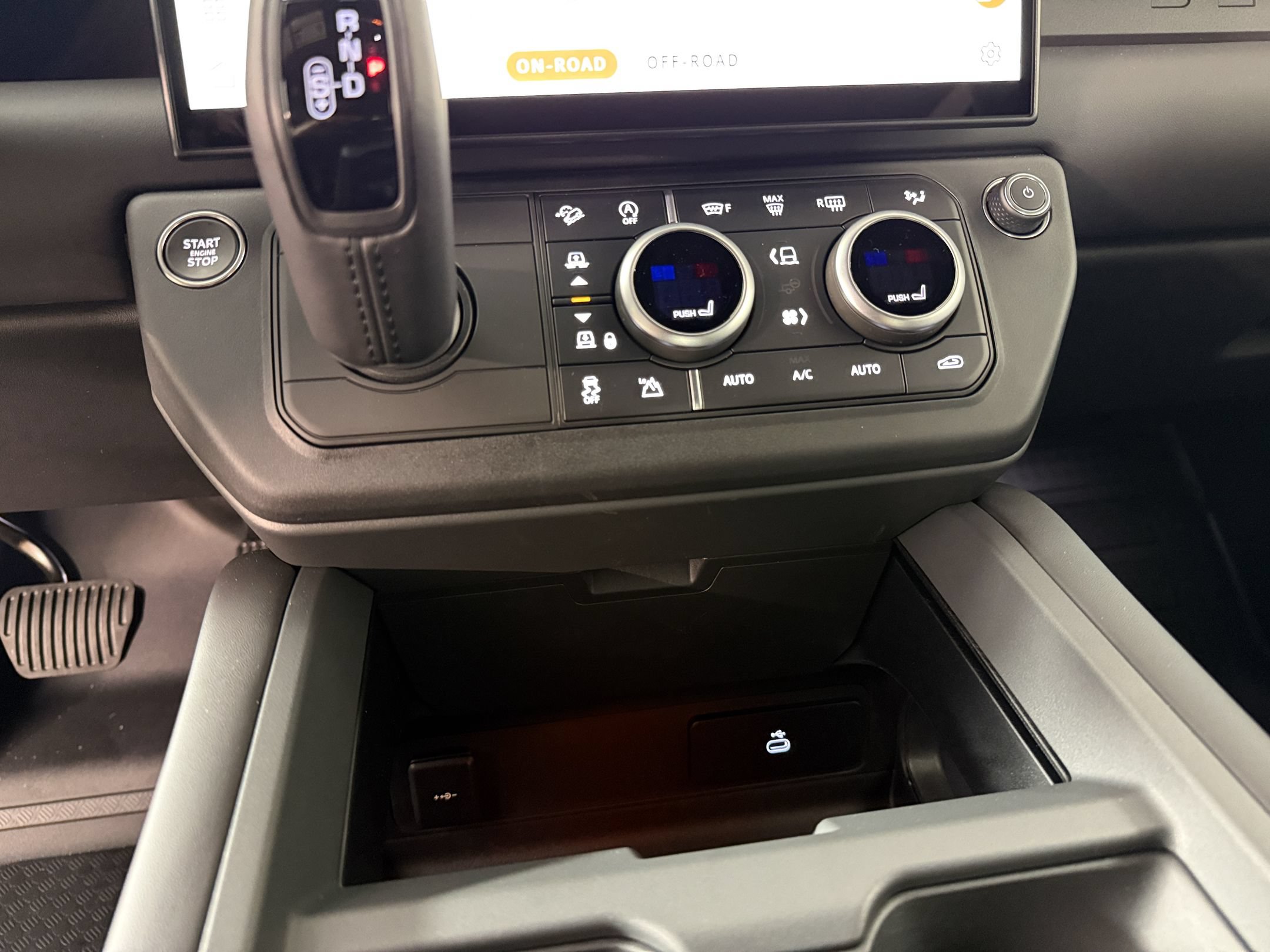 New 2026 Land Rover Defender 110 X-Dynamic SE AWD/4WD image 16