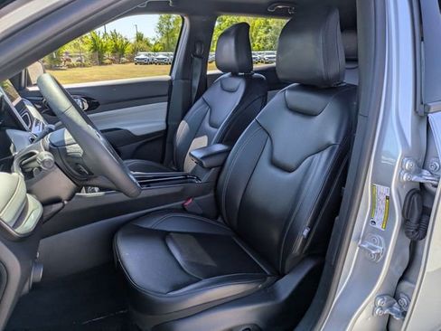 Used 2025 Jeep Compass Limited image 12