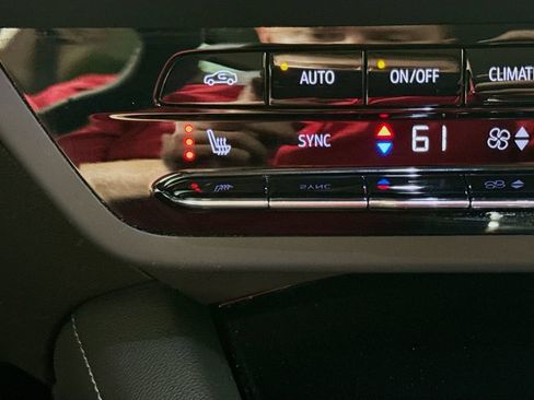 Used 2022 Buick Envision Essence w/ Technology Package I FWD image 21