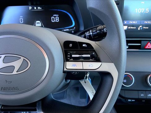 Used 2025 Hyundai Elantra SE image 24