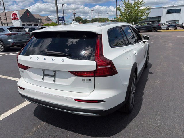 Used 2025 Volvo V60 B5 Cross Country Plus AWD/4WD image 7