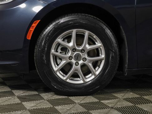 Used 2023 Chrysler Pacifica Touring-L FWD image 20