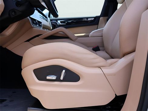 Used 2021 Porsche Cayenne Base image 35