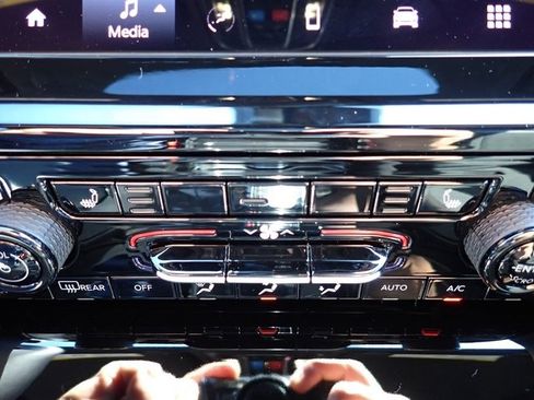 New 2025 Jeep Grand Cherokee Altitude image 19