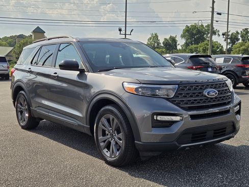 Certified 2024 Ford Explorer XLT w/ Equipment Group 202A RWD image 4