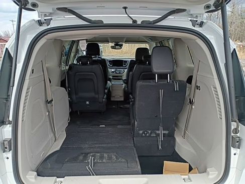 Used 2021 Chrysler Pacifica Touring-L w/ Uconnect Theater Family Group AWD/4WD image 8