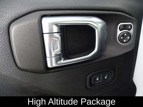 Used 2021 Jeep Gladiator Overland image 16