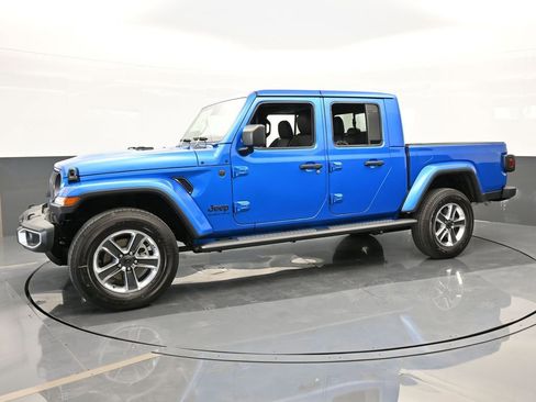 Used 2024 Jeep Gladiator Sport w/ Premium Package image 2