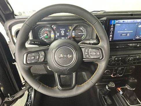 Used 2024 Jeep Wrangler Unlimited w/ Convenience Group AWD/4WD image 14