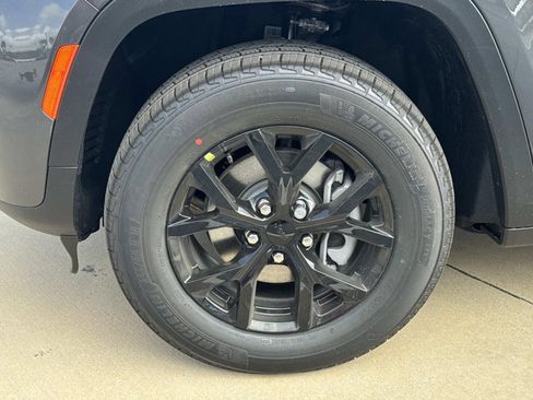 New 2026 Jeep Grand Cherokee Altitude image 4