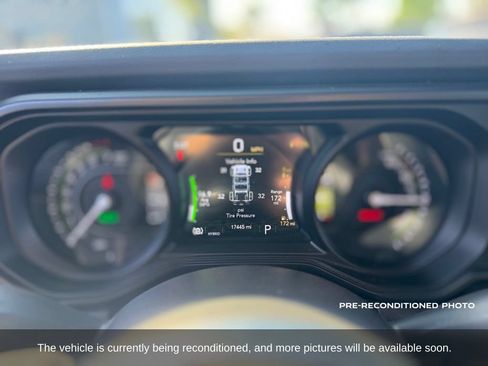 Used 2025 Jeep Wrangler Unlimited Sahara w/ Safety Group AWD/4WD image 16