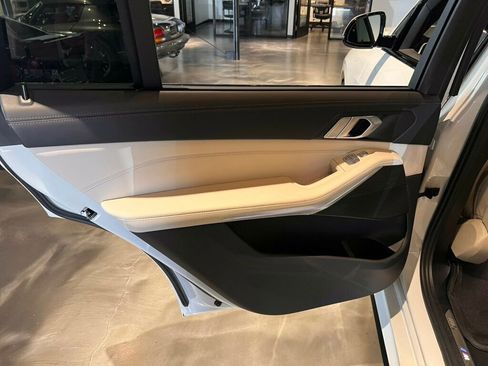 Used 2022 BMW X7 xDrive40i w/ M Sport Package AWD/4WD image 22