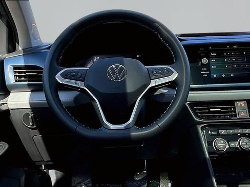 Used 2024 Volkswagen Taos SE w/ Panoramic Sunroof Package FWD image 8