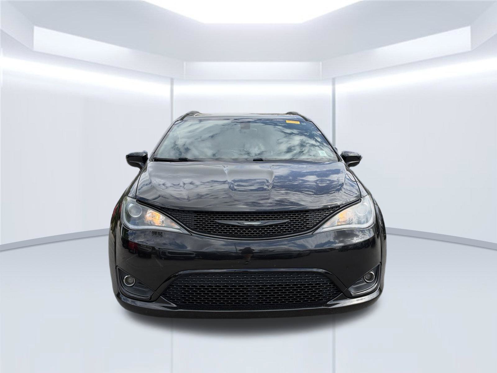 Used 2018 Chrysler Pacifica Touring-L w/ S Appearance Package FWD image 2