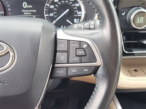 Used 2021 Toyota Highlander XLE FWD image 30