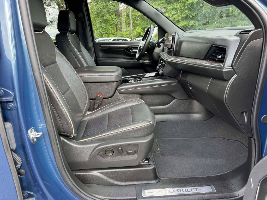 Used 2025 Chevrolet Suburban Premier AWD/4WD image 15