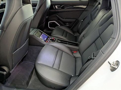 Used 2022 Porsche Panamera image 18