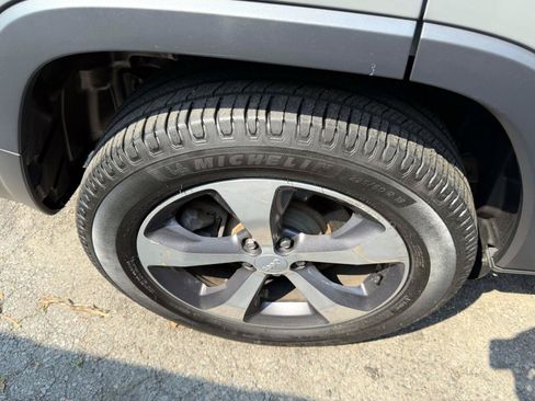Used 2019 Jeep Cherokee Limited AWD/4WD image 7