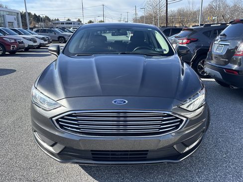 Used 2017 Ford Fusion SE image 2