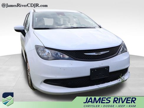Used 2023 Chrysler Voyager LX FWD image 10