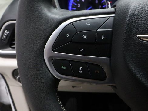 Used 2024 Chrysler Pacifica Touring-L image 27