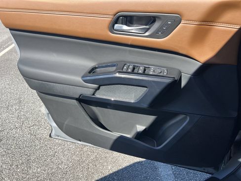 New 2026 Nissan Pathfinder Platinum FWD image 14