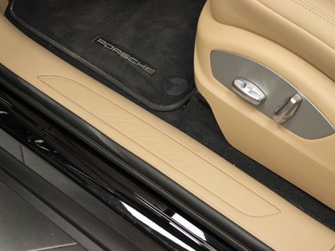 Certified 2025 Porsche Macan image 17