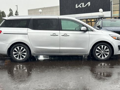 Used 2018 Kia Sedona SX image 3